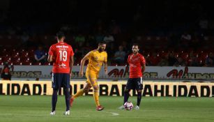 Gignac se enfila a marcar un gol contra el Veracruz