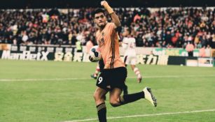 Raúl Jiménez celebrando una anotación con Wolverhampton
