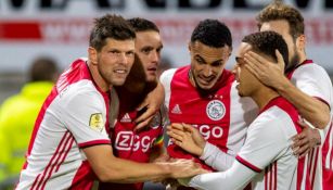 Jugadores del Ajax celebrando su anotación ante RCK Waalwijk