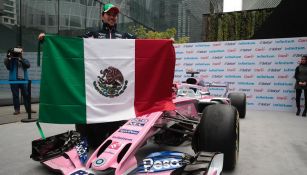 Checo Pérez muestra la bandera de México 