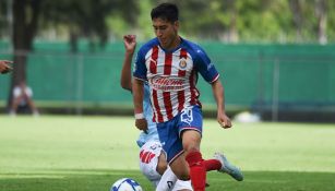 Zendejas disputa un balón en un juego entre Chivas y Tuzos Sub 20