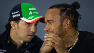 Lewis Hamilton habla con Sergio Pérez