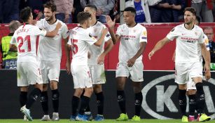 Jugadores del Sevilla festejan gol contra Dudelange