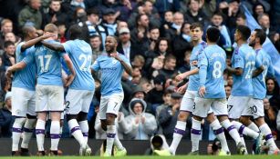 Jugadores del Manchester City celebran un gol ante los Villanos 