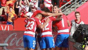 Jugadores del Granada celebran el gol ante el Betis