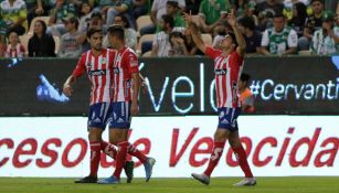 Jugadores de San Luis festejan un gol contra León