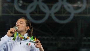 María del Rosario Espinoza con su medalla olímpica en Río 2016