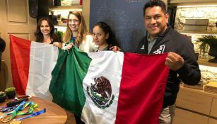 Paulina posa con sus familiares y las banderas de sus dos nacionalidades 