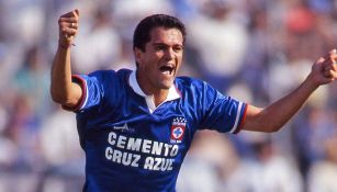Carlos Hermosillo en un partido con Cruz Azul