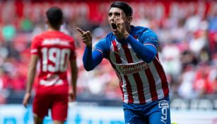 Alan Pulido festeja uno de sus goles contra Toluca