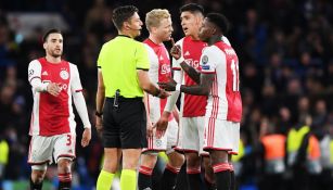 Jugadores del Ajax le reclaman al árbitro durante el partido