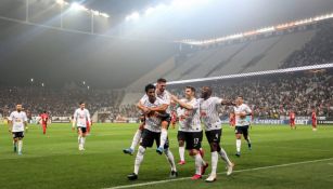 Jugadores del Corinthians festeja gol