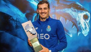 Iker Casillas posa con un trofeo de la Liga de Portugal 