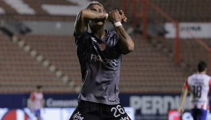 Cristian Calderón festeja un gol con el Necaxa