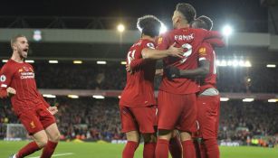 Jugadores de Liverpool, en festejo contra el City