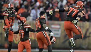 Los jugadores de los Browns festejan su tercer triunfo de la campaña