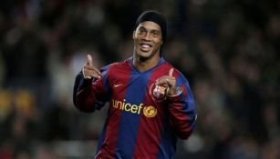 Ronaldinho festeja un gol con el Barcelona