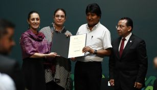 Evo Morales recibe reconocimiento de manos de Claudia Sheinbaum