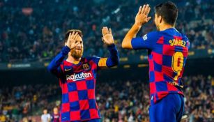 Messi y Luis suárez festejan un gol