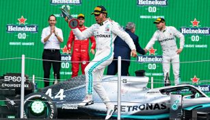 Lewis Hamilton celebra en el podio del GP de México