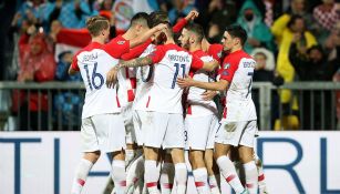 Jugadores de Croacia festejan la victoria y el pase a la Euro