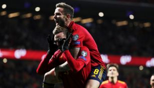 Jugadores de España festejan una anotación contra Rumania