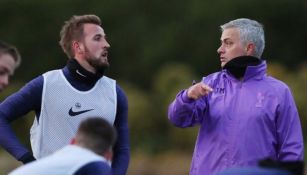 Mourinho charla con Harry Kane en un entrenamiento