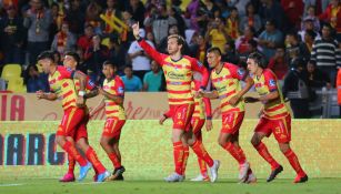 Jugadores de Monarcars celebrando un gol ante Puebla