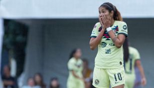 Daniela Espiniosa se lamenta en el partido contra Rayadas