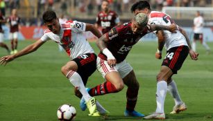 Gabriel Barbosa lucha por la redonda en Final de Copa Libertadores