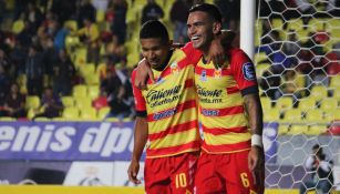 Edison Flores y Sebastián Vegas festejan un gol del Morelia