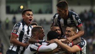 Jugadores de Monterrey celebran un gol