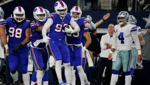 Jugadores de los Bills celebran una jugada defensiva