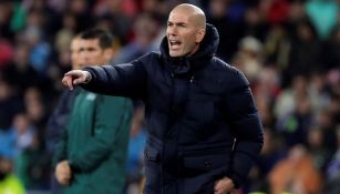 Zidane da una indicación en un juego del Real Madrid