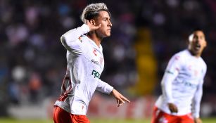 Cristian Calderón celebra un gol con Necaxa