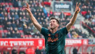 Klaas Jan Huntelaar festeja uno de sus goles contra Twente