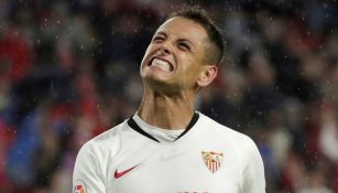 Javier Hernández lamentando una falla con Sevilla