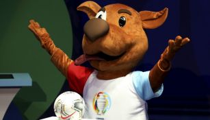 Mascota de la Copa América 2020 con el balón oficial