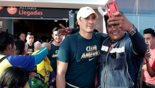 Ochoa se toma una selfie con un aficionado a su llegada a Morelia