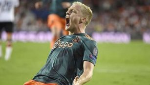 Donny van de Beek festeja un gol con el Ajax