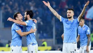 Jugadores de Lazio celebran triunfo sobre Juventus