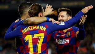 Antoine Grizmann celebra su gol con Lionel Messi y Luis Suárez