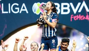 Rebeca Bernal besa el trofeo de la Liga MX Femenil