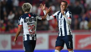 Rodolfo Pizarro y Rogelio Funes Mori festejan un gol