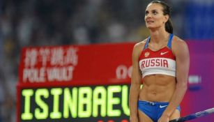 Yelena Isinbayeva previo a ejecutar un salto con la garrocha