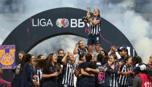 Jugadoras de Rayadas celebran título de Liga MX