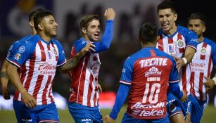 Jugadores de Chivas en festejo de gol