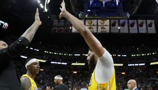 Jugadores de los Lakers festejan el triunfo