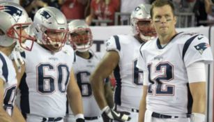 Brady y sus compañeros siguen de cerca las acciones del rival