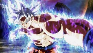 Goku lanza un golpe en la pelea contra Jiren en el torneo del poder